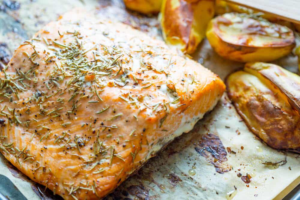 Prepara un delicioso salmón al horno con patatas y verduras