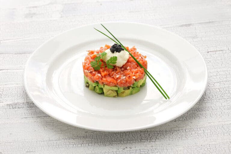 Delicioso tartar de salmón y aguacate, aprende a prepararlo