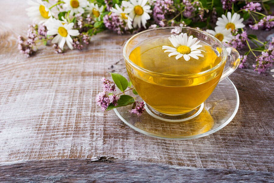Taza con infusión de manzanilla.