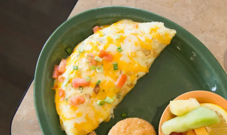 Deliciosa tortilla francesa, rellena de jamón y queso