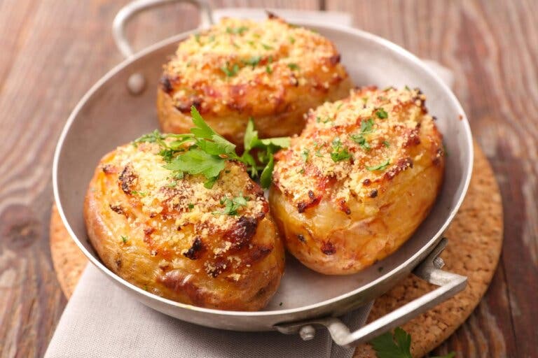 Prepara estas deliciosas papas rellenas al horno