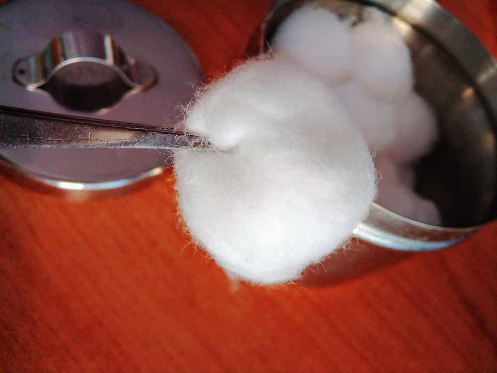 3 trucos de limpieza usando bolas de algodón