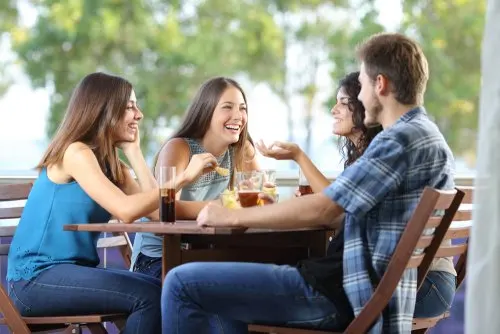 Grupo de amigos charlando