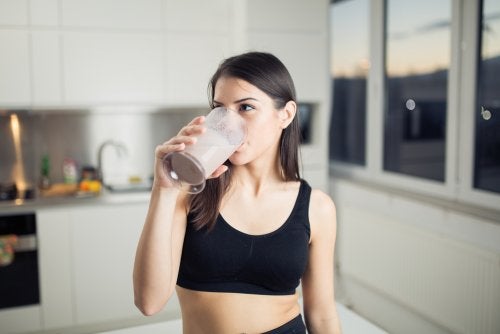 mujer bebiendo un batido proteico tras hacer ejercicio