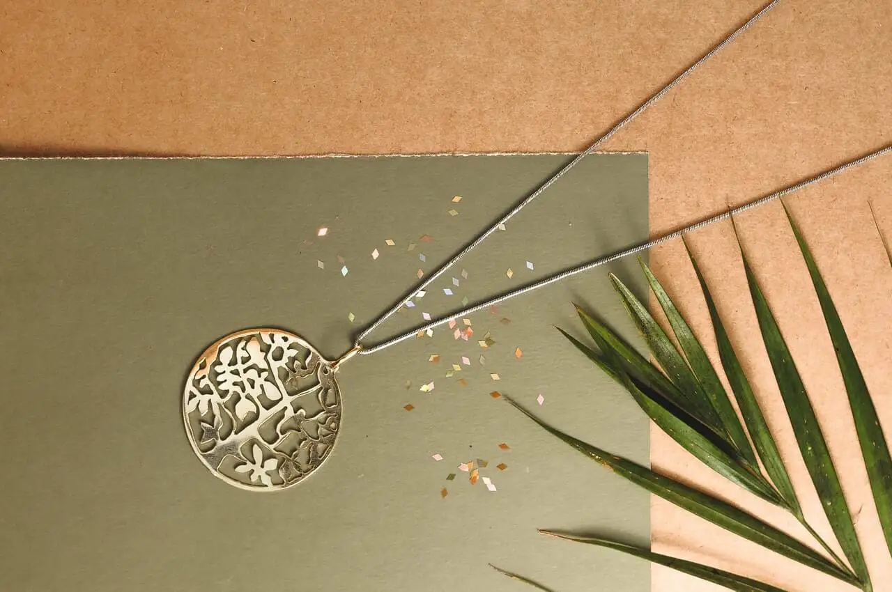 Una pieza de bisutería o una prenda de plata puede ser uno de los 5 cosas para regalar a la madre del novio en su cumpleaños