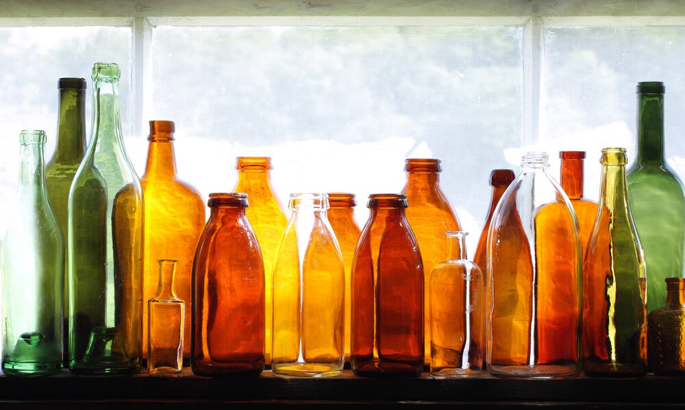 Cómo reciclar botellas de vidrio para decorar tu jardín