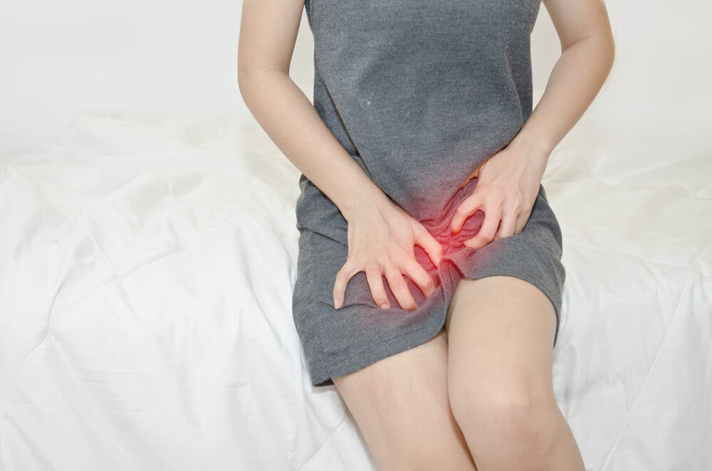 Mujer con picor en la vagina probablemente debido a una infección vaginal.