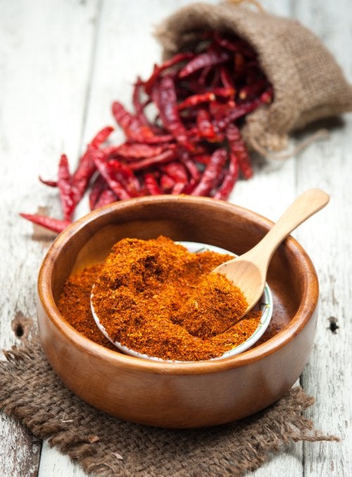 Cómo hacer un jarabe con pimienta de cayena para curar la tos
