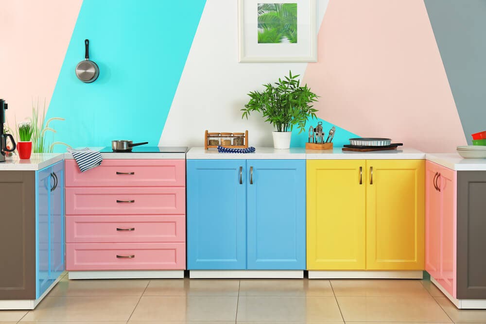 Decoración de interiores de una cocina con colores.
