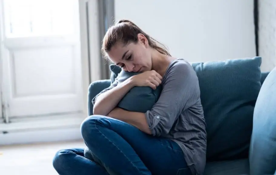 ujer triste por una ruptura de pareja