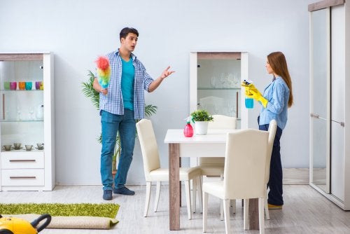Discusiones sobre quién limpia el piso