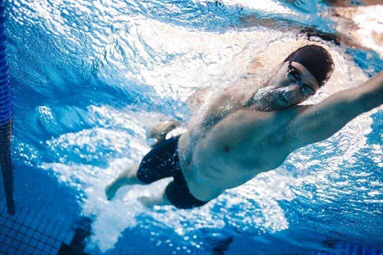 4 ejercicios de natación que te ayudarán a estar en forma