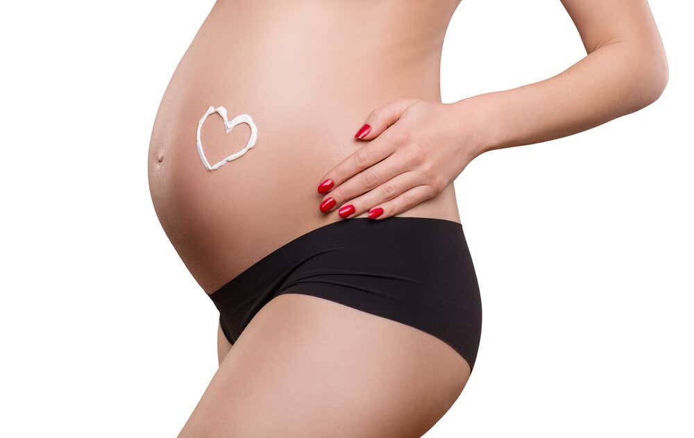 Raskauden aikana voi käyttää itseruskettavia voiteita.