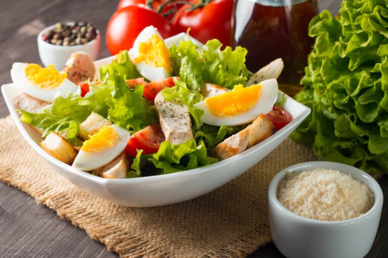 3 ensaladas con huevo que te encantarán