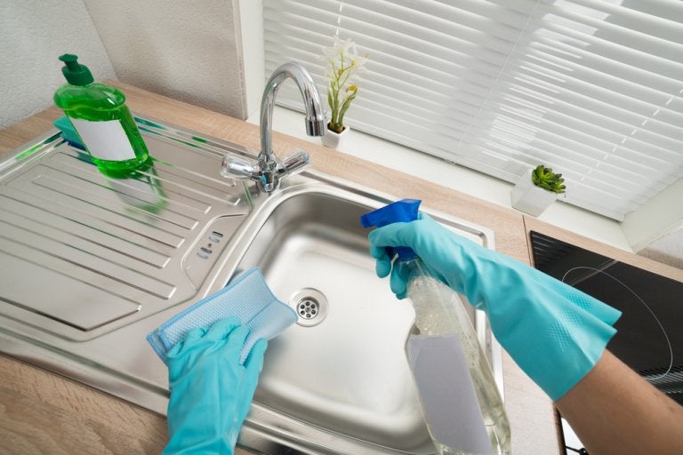 6 maneras de lavar y desinfectar los fregaderos de tu hogar