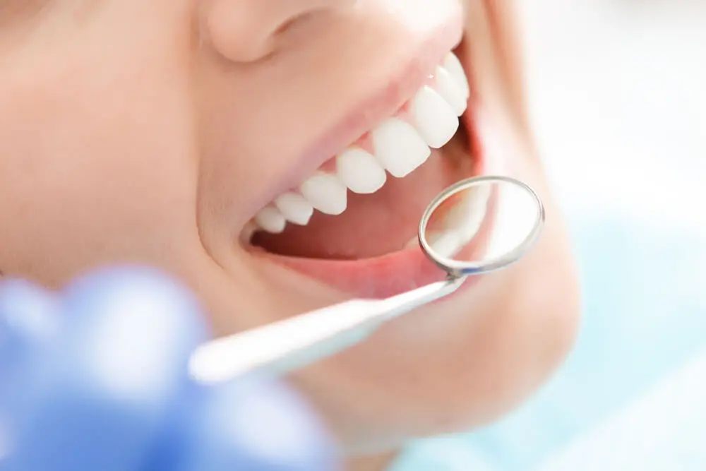 Sonrisa saludable al visitar al dentista.
