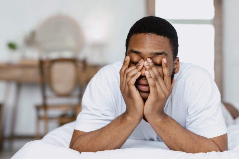 ¿Tus ojos amanecieron hinchados? 5 remedios rápidos para aliviarlos
