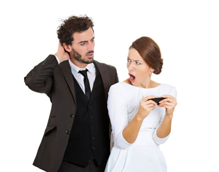 ¿Cómo actuar si una amiga te dice que vio a tu pareja con otra?