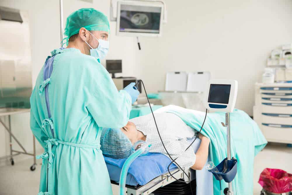 Médico monitorizando la intubación de un paciente.