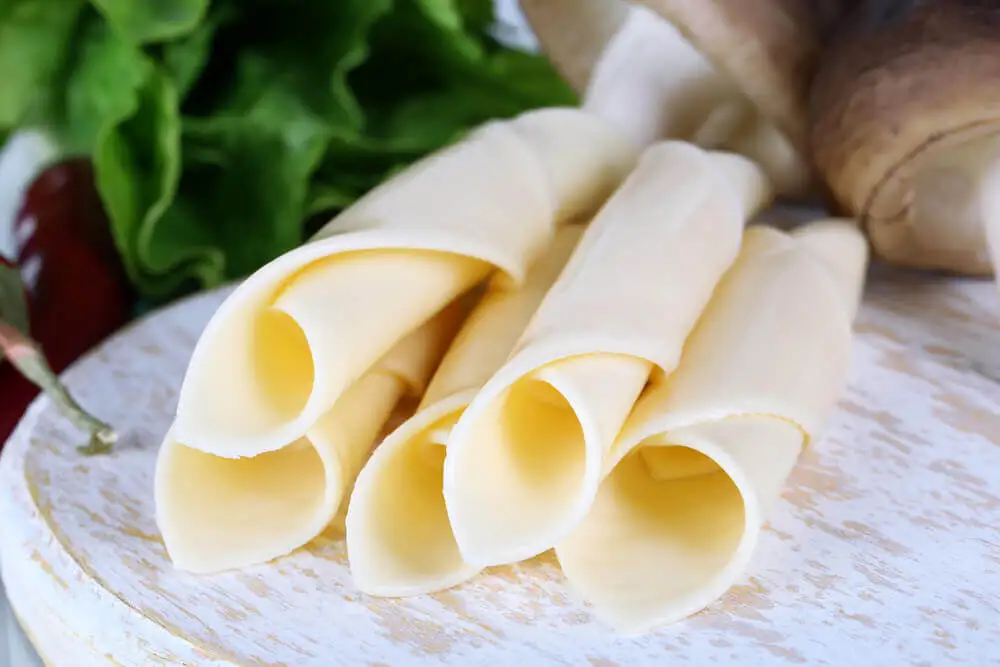 Lonchas de queso enrolladas.