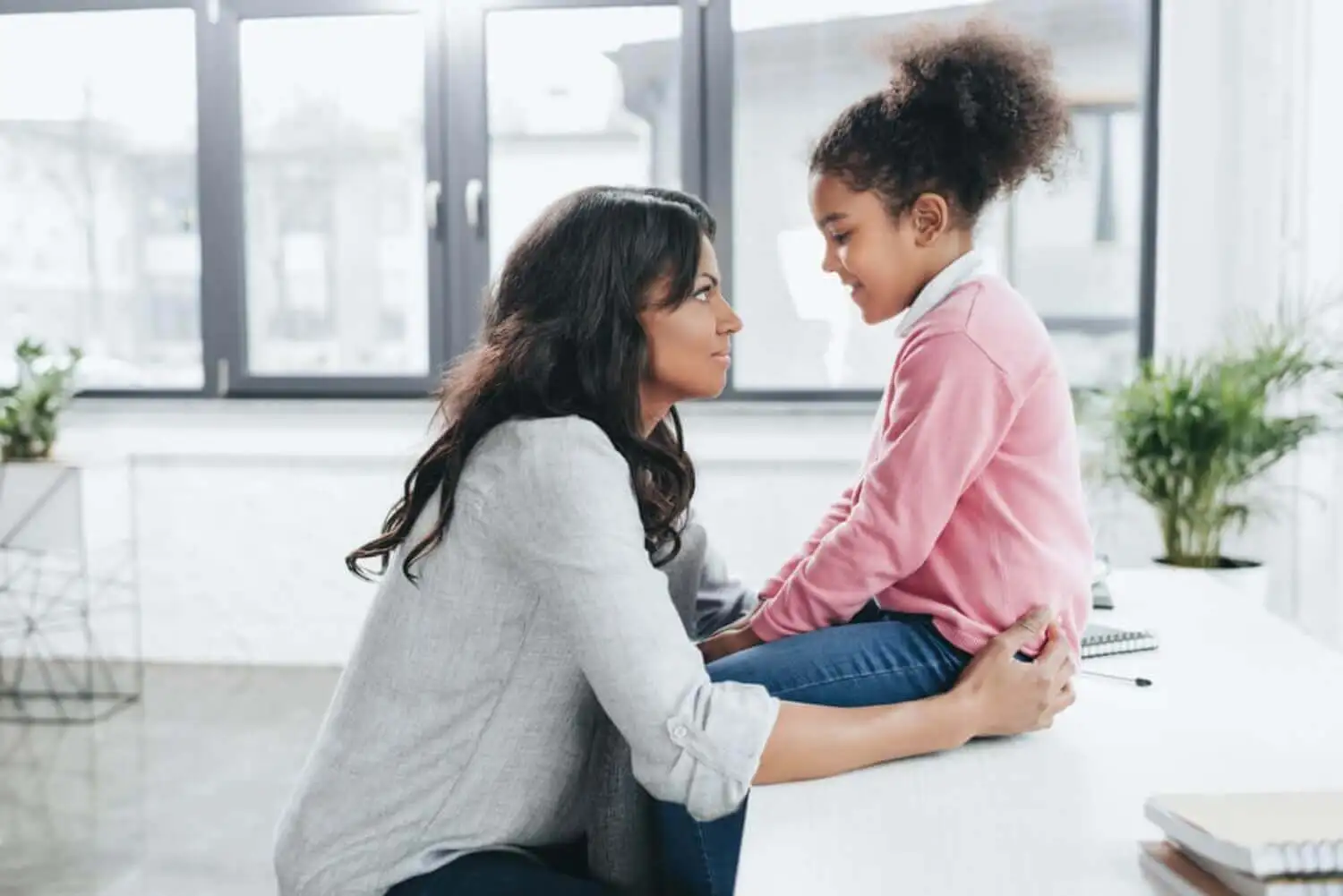 Madre e hija hablando.