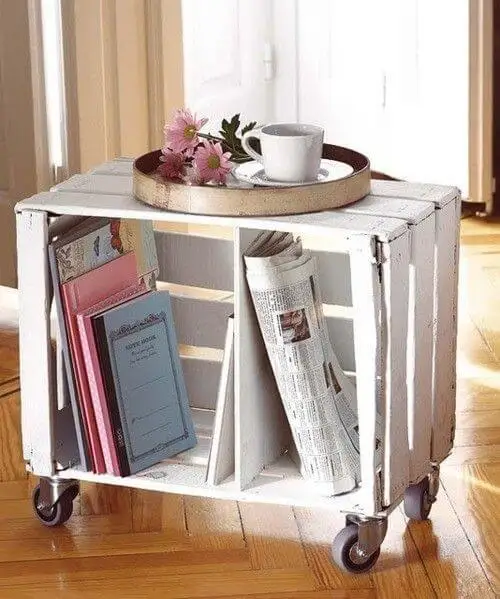 Mesa de madera con ruedas.