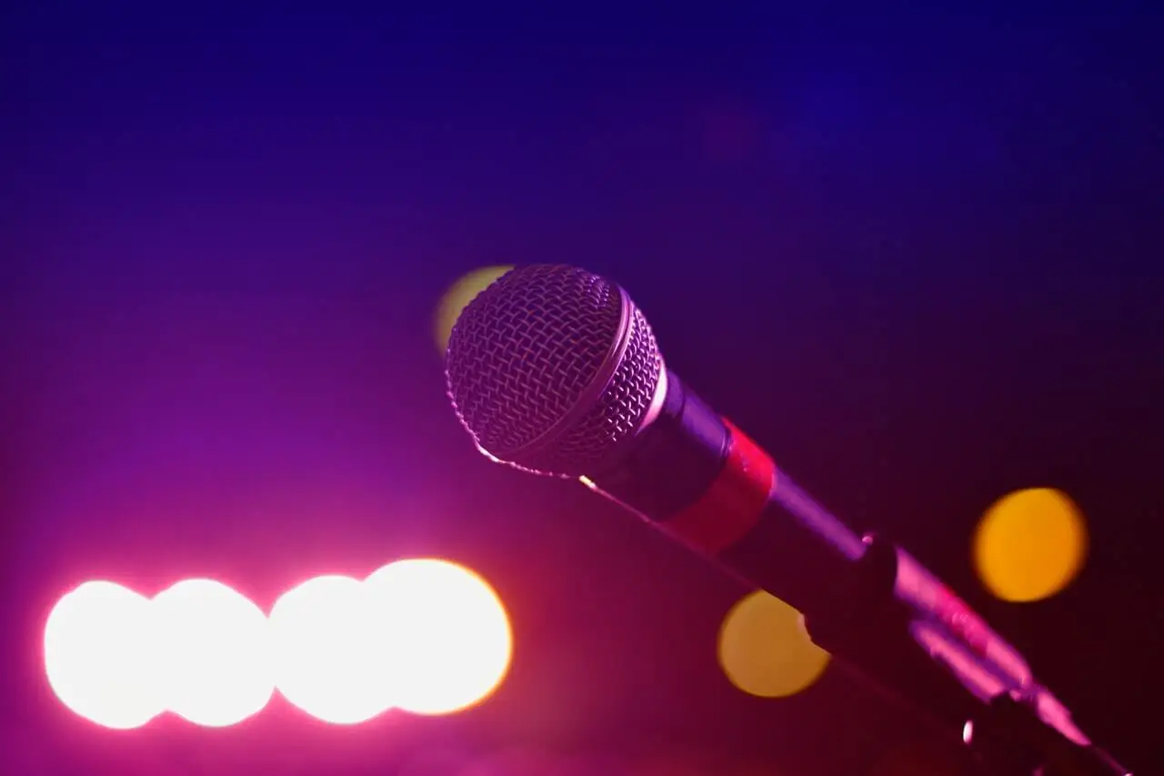 El karaoke puede ser uno juegos para la boda te garantizan la diversión para todos