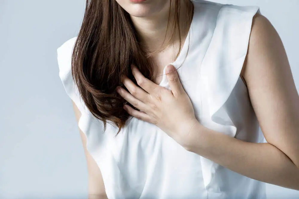 Mujer con ritmo cardiaco acelerado.