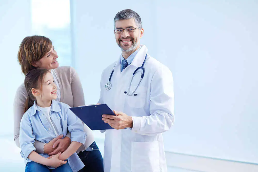 Niño en el médico