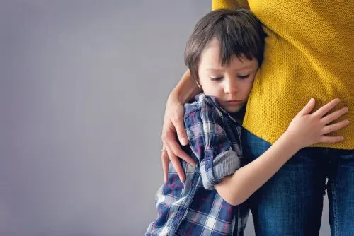 Niño abrazado a su madre