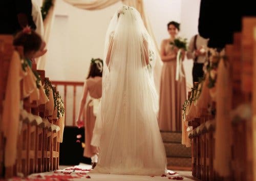 Novia avanzando hacia el altar