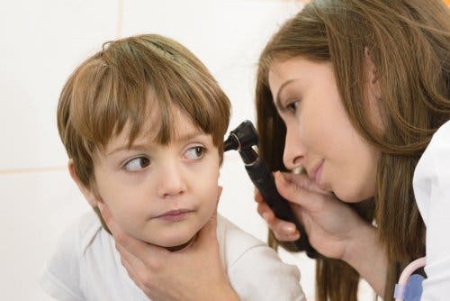 Eliminar la cera de los oídos sin dañarlos
