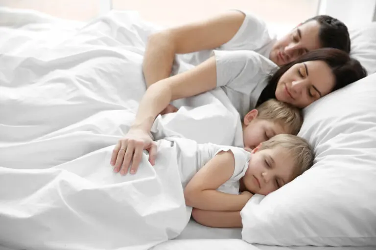 Niños que quieren dormir en la cama de los padres