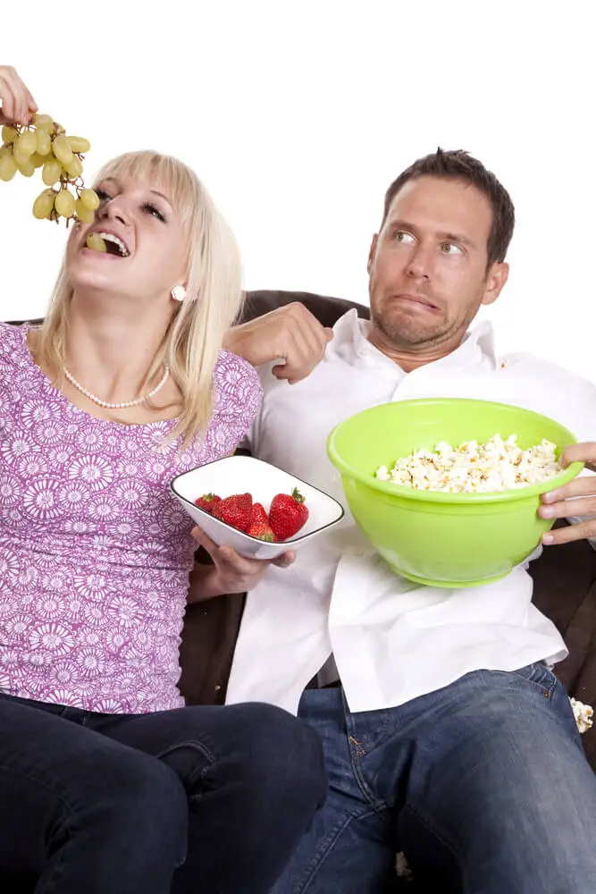 Pareja comiendo platos distintos.