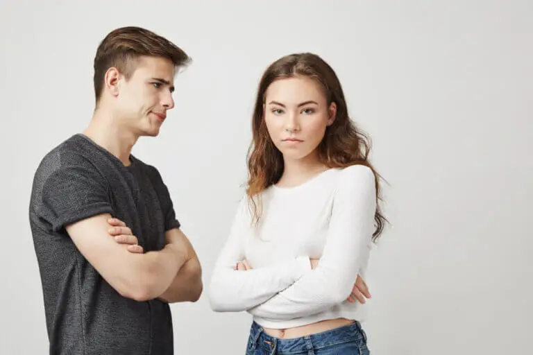 Mi pareja siempre habla de sus ex: ¿cómo actuar?
