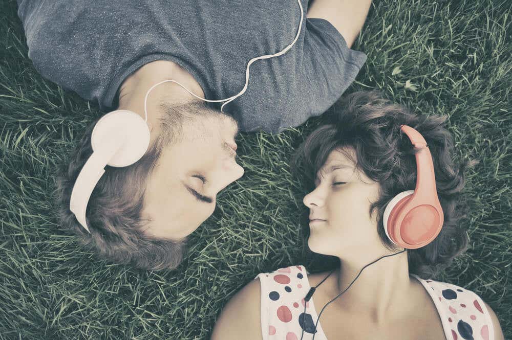 Couple écoutant de la musique