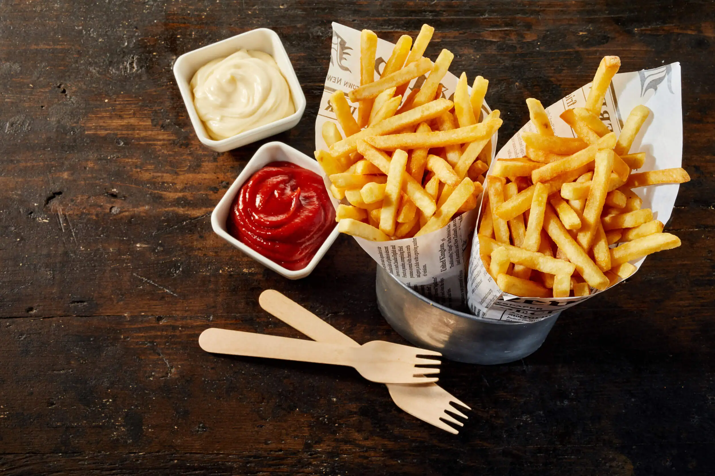 Consumir abundante comida chatarra forma parte de los hábitos que pueden empeorar la gastritis.