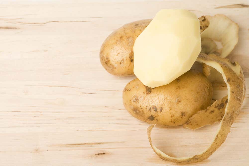 Patatas peladas para cocinar.