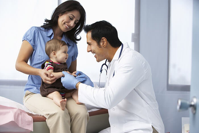 Pediatra revisando bebé