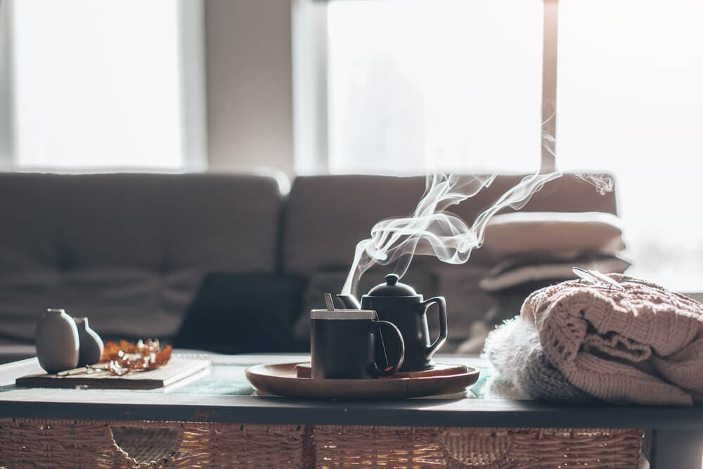 imagen de un salón con una taza de té caliente