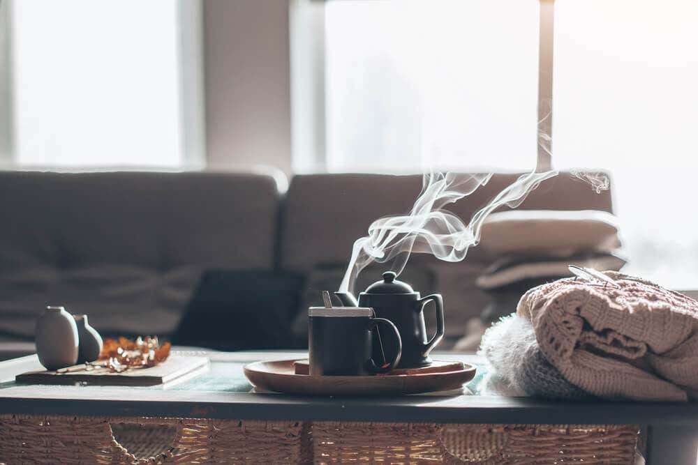 imagen de un salón con una taza de té caliente