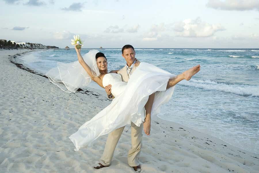 Novio cogiendo a la novia en una playa