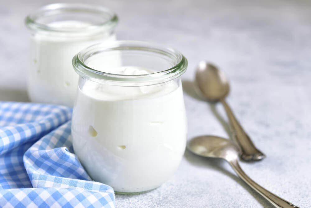 Botes de yogur natural saludables.