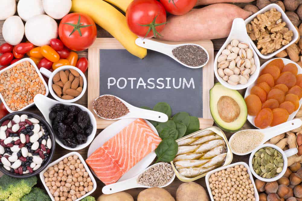Alimentos que aportan potasio con una pizarra que pone "potassium"