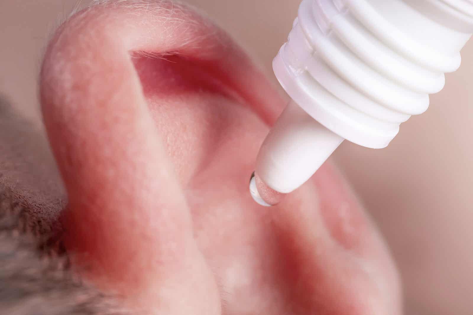 Aplicación de gotas en el oído.
