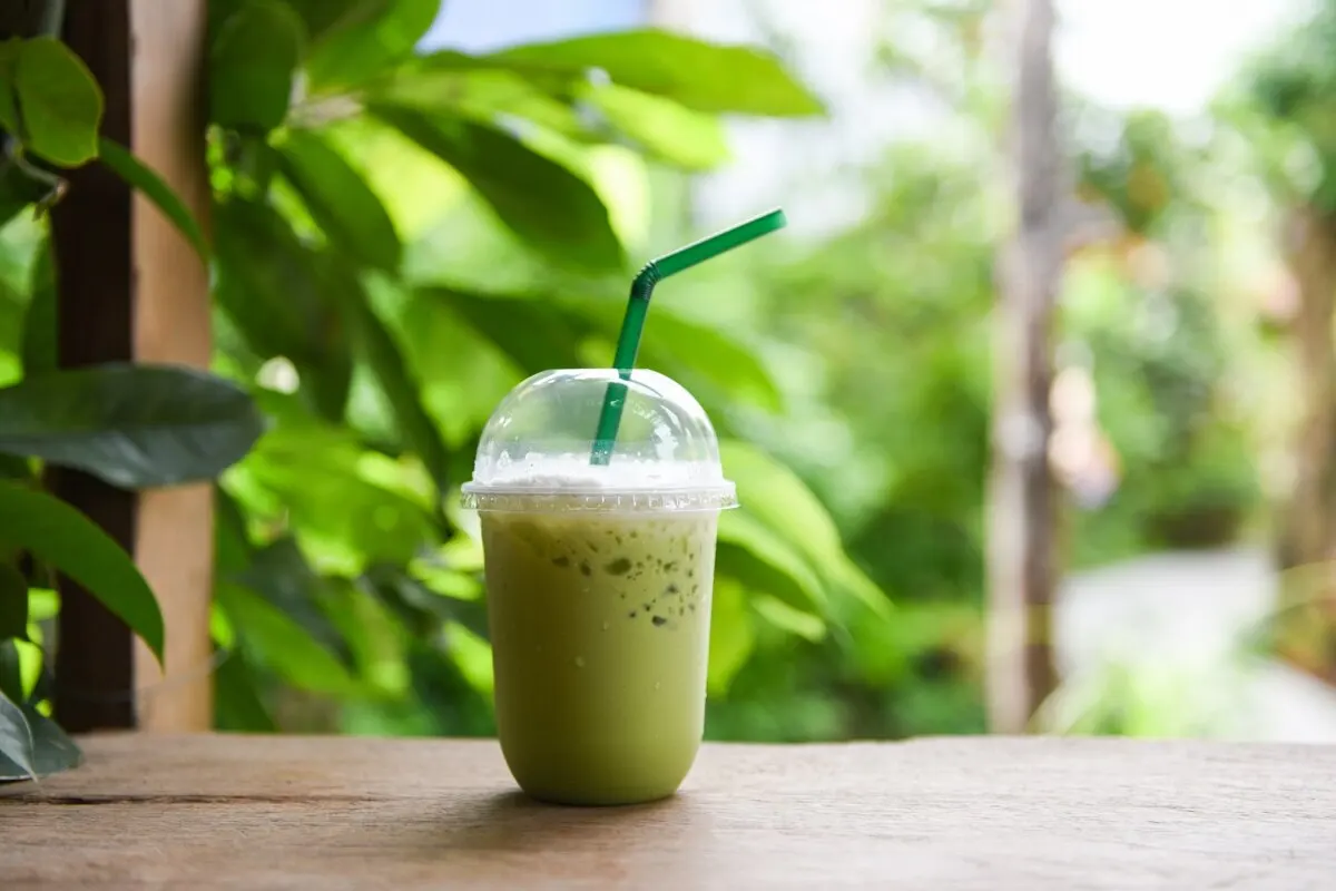 Licuado de alcachofas, limón, té verde y espinacas