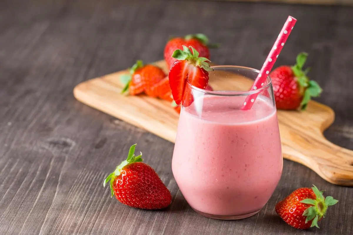 Licuado de fresas, plátano y yogur