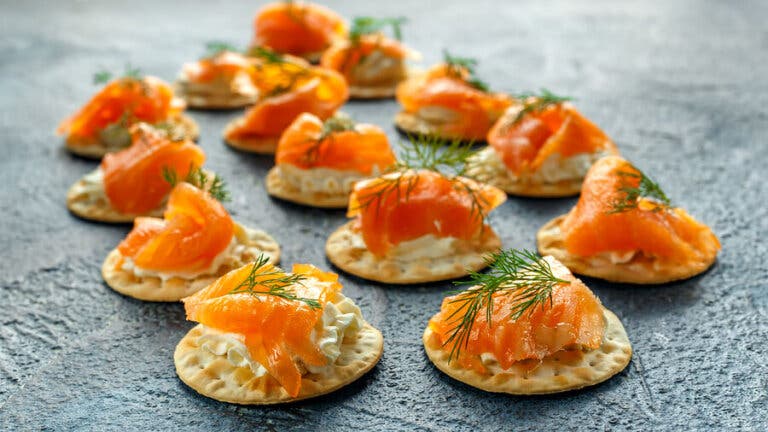 Receta de blinis de salmón ahumado y salsa tártara