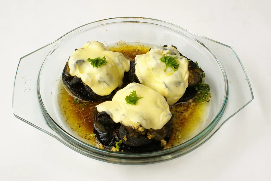 Plato de caracoles con setas.