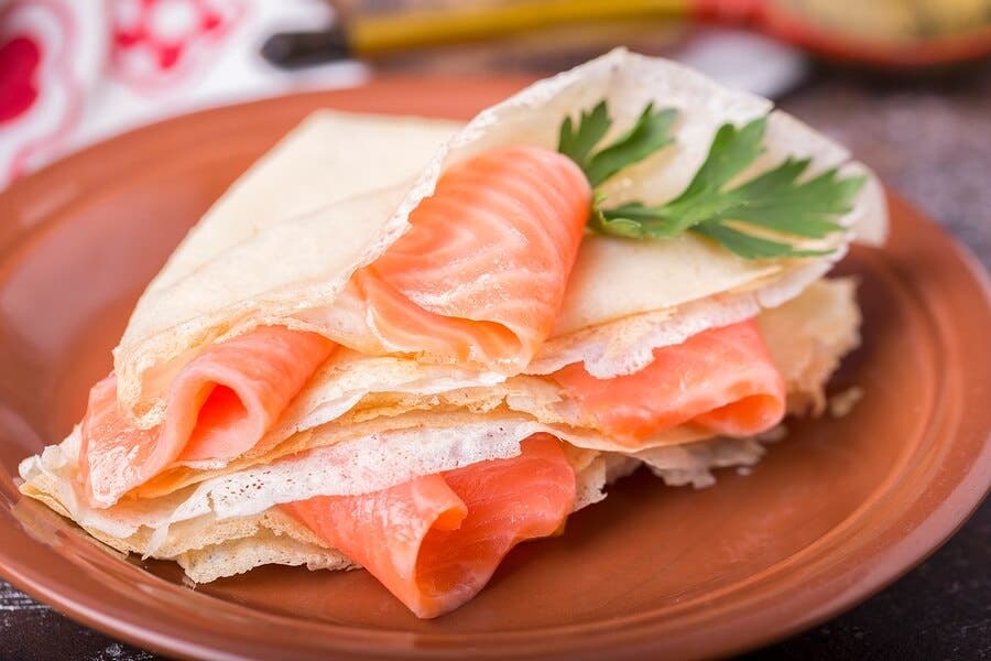 Blinis de salmón ahumado y salsa tártara
